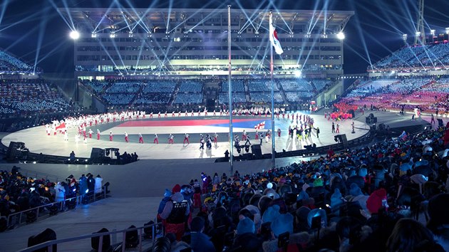 SC�NA PAT�� �ECH�M. Na plo�e olympijsk�ho stadionu, kam se na montovan� tribuny...