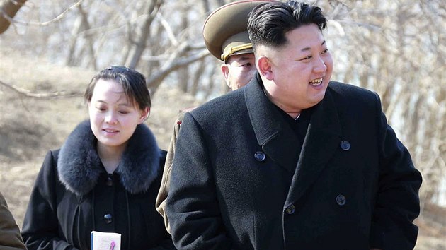 Severokorejský vůdce Kim Čong-un se svou sestrou Kim Jo-čong na snímku z roku 2015