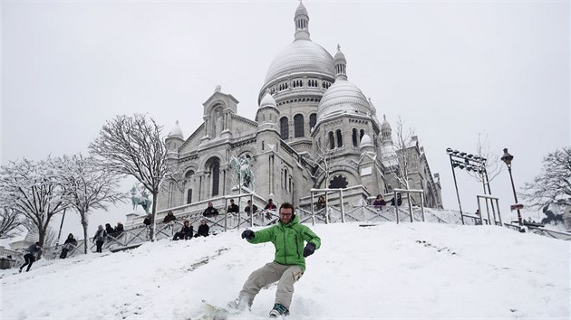 Mu vyuv napadlho snhu pod bazilikou Sacre Coeur v Pai