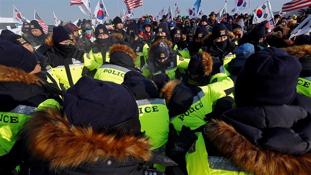 Policisté se snaží uklidnit demonstraci v jihokorejském Pchjongčchangu