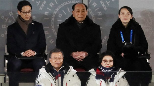 Sestra severokorejského diktátora Kim Jo-čong (nahoře) ve společnosti prezidenta Jižní Koreje Mun Če-ina (dole) a jeho manželky