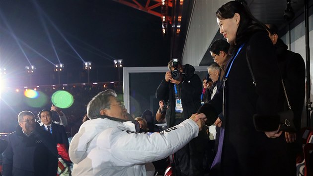 Prezident Jižní Koreje Mun Če-in si třese rukou s Kim Jo-čong, sestrou severokorejského vůdce Kim Čong-una