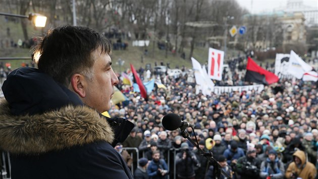 Gruzínský exprezident Michail Saakašvili zdraví své příznivce, kteří se sešli v Kyjevě. (4. února 2018)