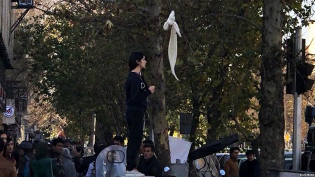 Mladá Íránka si na protest sundala hidžáb a stala se symbolem íránských protestů na konci roku. Mnohé ženy ji pak následovaly. Sundat si na veřejnosti povinný šátek je přitom v Íránu trestné. (30. prosince 2017)