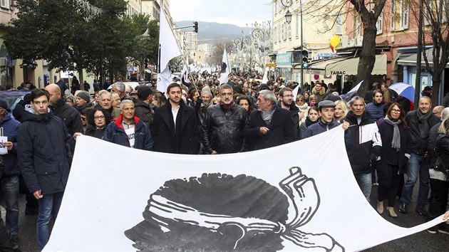 Demonstrace Korsian v Ajacciu pr dn ped nvtvou francouzskho prezidenta Emmanuela Macrona. V poped korsick vlajka s hlavou Maura. (3. nora 2018)