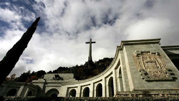 Pomník obětem španělské občanské války Valle de los Caídos (Údolí padlých), který nechal postavit diktátor Francisco Franco. Ten je tam pohřben vedle téměř 34 tisíc padlých. (11. listopadu 2005)