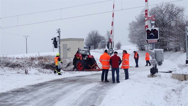 Traktor zstal stt na pejezdu u Stelskch Hotic. Nedokzal odjet a vrazil do nj rychlk.