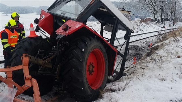 Traktor zstal stt na pejezdu u Stelskch Hotic. Nedokzal odjet a vrazil do nj rychlk.