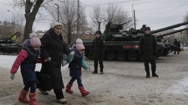 Lid� za dohledu voj�k� proch�z� kolem rusk�ho tanku T-90.