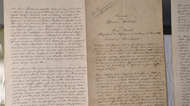 Originl rukopisu Gregora Johanna Mendela "Pokusy s rostlinnmi hybridy" z roku 1865 uloili 1. nora 2018 v Brn do speciln vitrny Mendelova muzea, v n bude trvale vystaven.