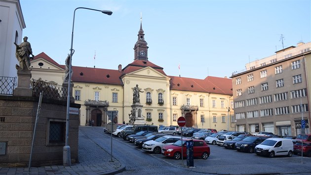 Takto by vypadalo Dominikánské náměstí v Brně se sochou Josefa II., která je nyní umístěna v zahradě černovické psychiatrické nemocnice.