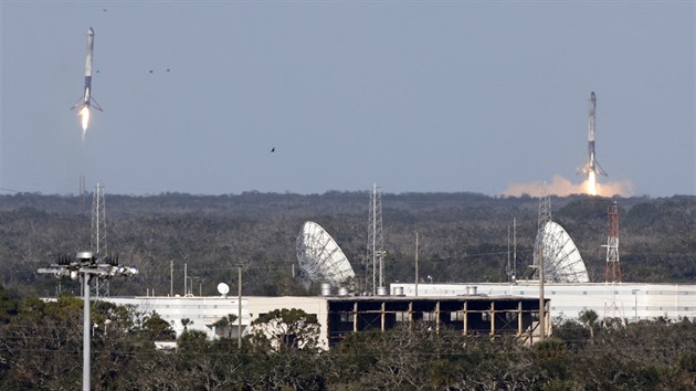 Oba boostery rakety Falcon Heavy spn pistly. Navc sedly tm synchronn.