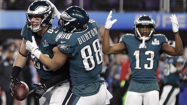 Tight end Zach Ertz slaví vítězný touchdown utkání. Eagles získali první Super Bowl.