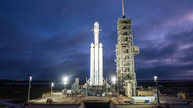 Falcon Heavy u startovn rampy LC-39A