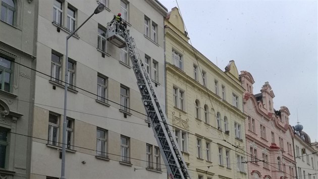 Kvli obav o ivot eny vnikli policist oknem do bytu (05.02.2018)