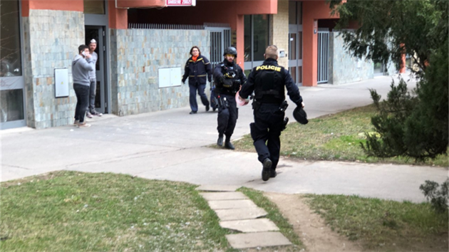 Policist informuj kolemjdouc obany v ulici Famfulkova, aby li radji jinudy (08.02.2018)