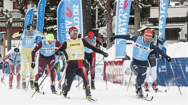 Ilju ernousova (vlevo) v zvodu Toblach-Cortina ve finii tsn pedil norsk lya Tord Asle Gjerdalen. Rusk zvodnk byl navc po zvod diskvalifikovn.