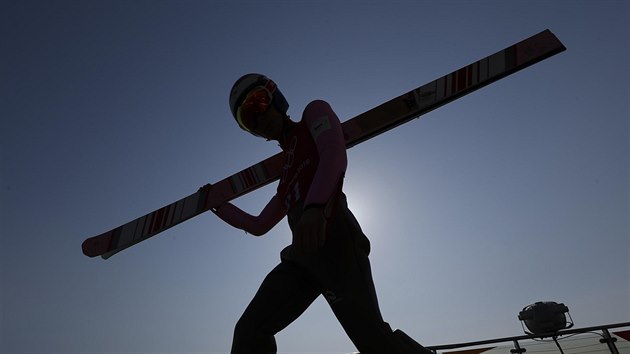 Skokan na lych Vojtch tursa pi trninku v olympijskm stedisku Alpensia.