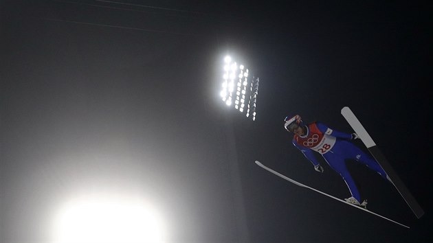 esk skokan na lych Roman Koudelka v olympijsk kvalifikaci na stednm...