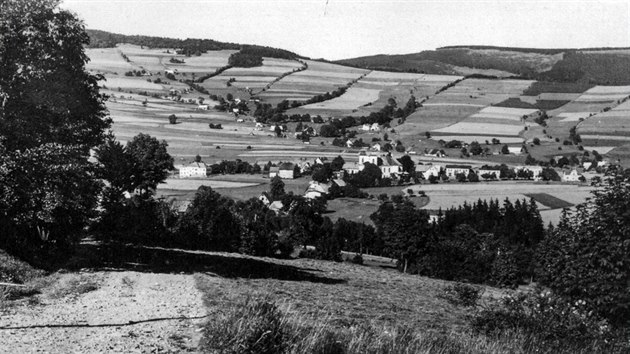 Detn a Detensk str kolem roku 1935 pi pohledu z cesty k horsk boud Panorma. Na strni je vidt paleta obdlvanch pol a polek.