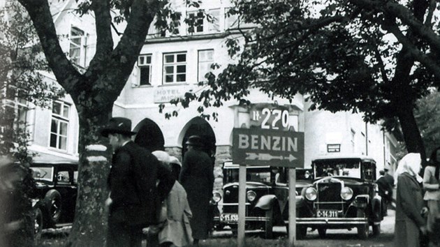 Zaparkovan auta na parkoviti ped hotelem Michel. Piblin v roce 1935 byla cena benznu 2,70 Ks.