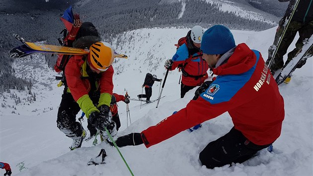 Dobrovolníci u horské služby podstupují v Krkonoších tvrdý trénink. (1. února 2018)