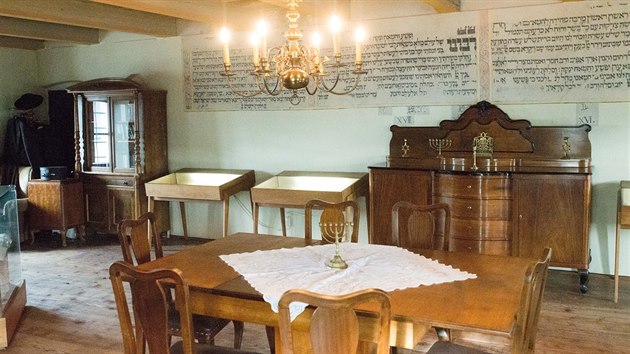 V patře holešovské synagogy vznikla studovna, židovští poutníci si zde mohou prohlédnout knihy rabína Šacha včetně té nejnovější z roku 1677.
