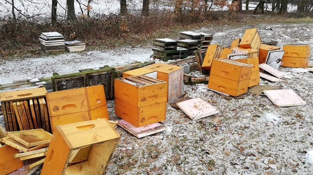 Včelí úly u Přílep rozházel vandal. Jestli včelstva přežijí, zatím není jasné.