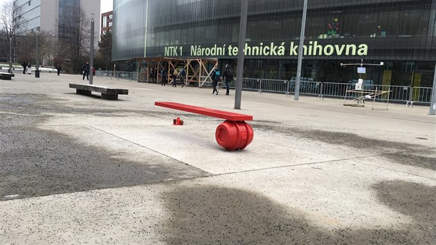 Lavičku Ferdinanda Vaňka po měsíci poškodili vandalové. (5.2.2018)