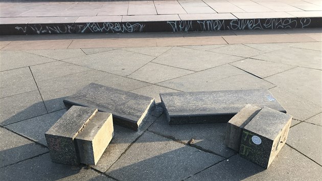 Vandalov pokodili pekky skateboardist u bvalho Stalinova pomnku. (8.2.2018) 