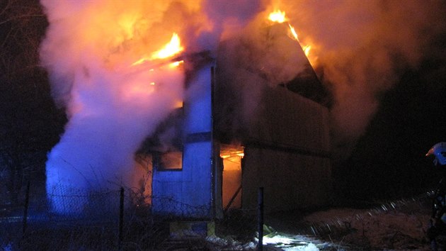 Hasiči hasili ve středu večer požár montovaného rodinného domu v Rychvaldu na Karvinsku.