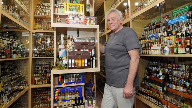 Bronislav Žyla má v 37 vitrínách 4 459 miniaturních lahviček s alkoholem.