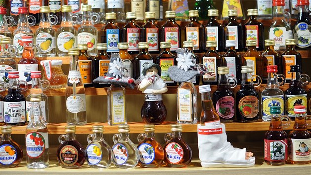 Bronislav Žyla má v 37 vitrínách 4 459 miniaturních lahviček s alkoholem.