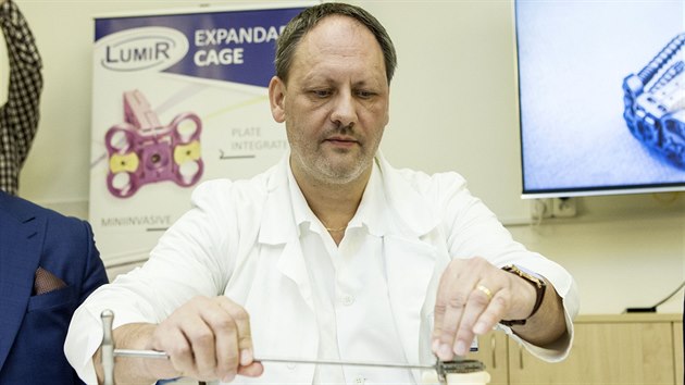Lékař olomoucké fakultní nemocnice Lumír Hrabálek ukazuje svůj unikátní implantát sloužící jako náhrada poškozené meziobratlové ploténky.