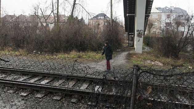 Zchátralou lávku, která byla jediným bezpečným přechodem přes železniční trať v olomoucké čtvrti Hejčín, nechá město zbourat. Lidé si zkracují cestu přes koleje, tomu má ale zabránit plot.