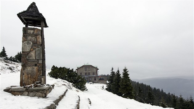 Pohled na Jeseníky a známou Chatu Jiího stojící na hoe erák