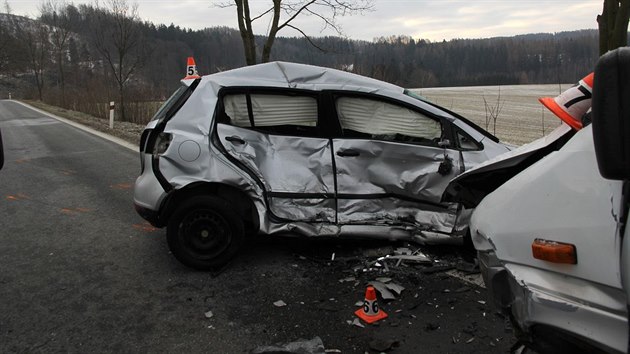 U Písařova na Šumpersku se srazil minibus s osobním autem a následně dodávka s dalším autem. Záchranáři odvezli do nemocnic sedm lehce zraněných.