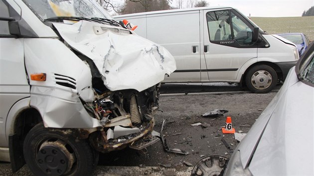 U Psaova na umpersku se srazil minibus s osobnm autem a nsledn dodvka s dalm autem. Zchrani odvezli do nemocnic sedm lehce zrannch.