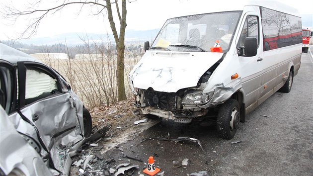 U Písařova na Šumpersku se srazil minibus s osobním autem a následně dodávka s dalším autem. Záchranáři odvezli do nemocnic sedm lehce zraněných.