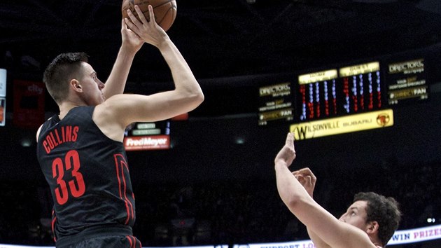 Zach Collins (vlevo) z Portlandu stl na ko Chicaga pes Paula Zipsera.