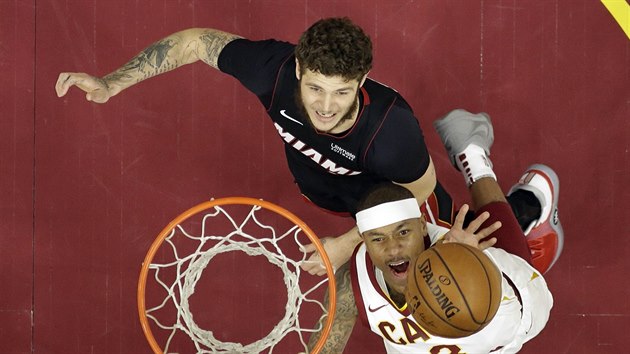 Isaiah Thomas (v b�l�m) z Clevelandu zakon�uje kolem Tylera Johnsona z Miami.