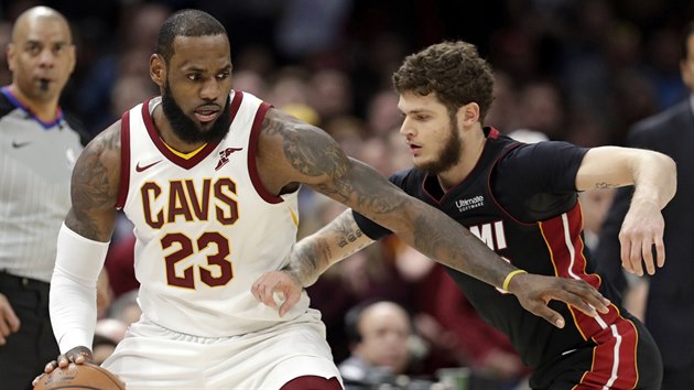 LeBron James (vlevo) z Clevelandu se tla kolem Tylera Johnsona z Miami.