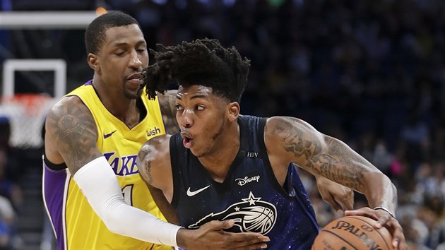 Elfrid Payton (vpravo) z Orlanda obchz Kentaviouse Caldwella-Popea z LA Lakers.