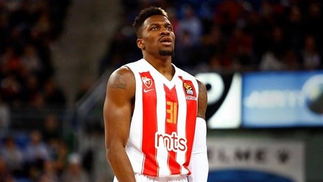 Dylan Ennis z Crven zvezdy Blehrad se sousted na trestn hod.