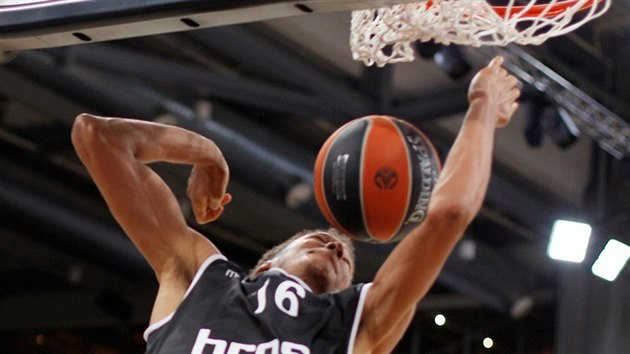 Louis Olinde z Bambergu sme�uje v z�pase s Panathinaikosem.