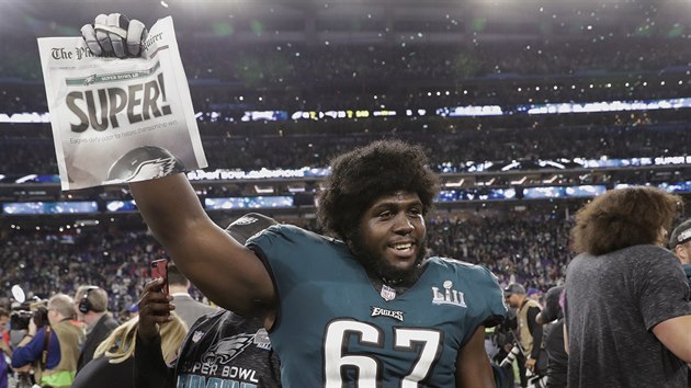 Chance Warmack z Philadelphia Eagles oslavuje zisk Super Bowlu s čerstvými novinami.