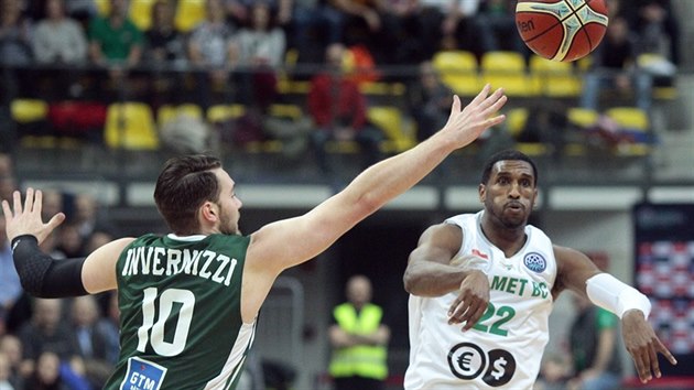 Thomas Kelati (vpravo) ze Zielon Gry pod tlakem Huga Invernizziho z Nanterre.