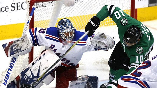 Martin Hanzal z Dallasu v brankoviti hldanm Henrikem Lundqvistem z NY Rangers.