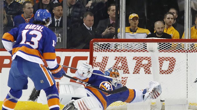Jaroslav Halák z New York Islanders nezabránil gólu, sleduje ho spoluhráč Mathew Barzal (13).