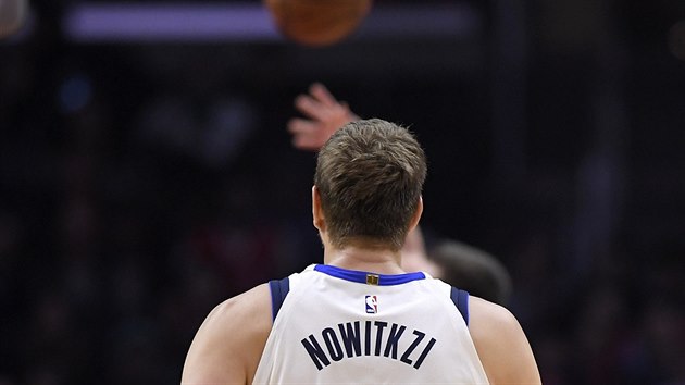 JUBILANT S POKAŽENOU JMENOVKOU. Dirk Nowitzki z Dallasu se v utkání s LA Clippers dostal přes bájnou metu 50 000 odehraných minut, ale přesto mají v Americe problém s jeho jménem.